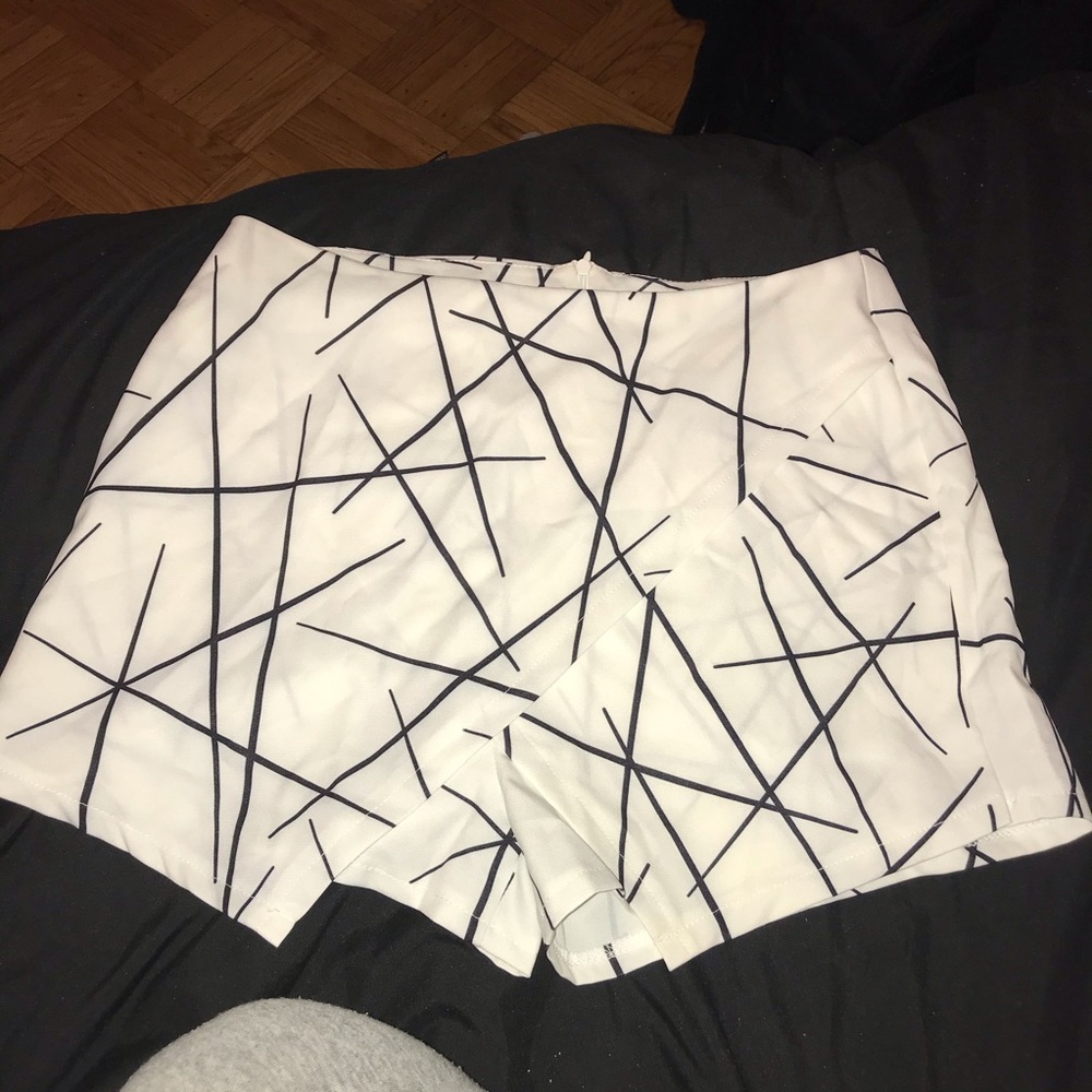 Abstract Skort